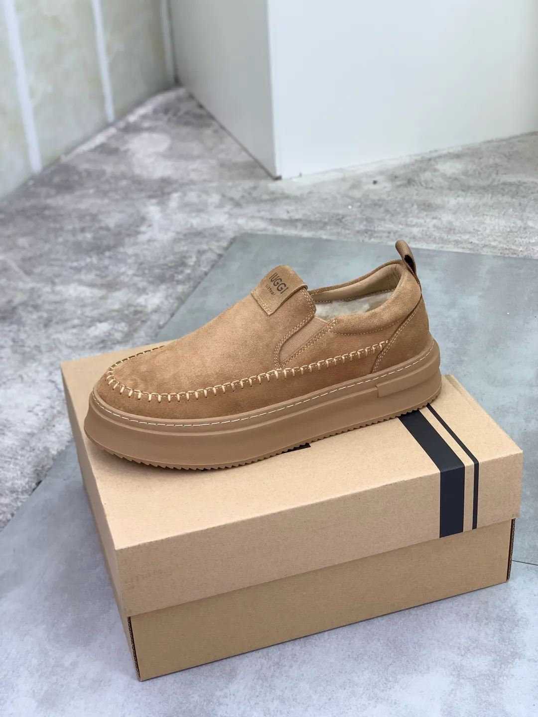 Men's men's shoes 💰P580 New arrival 🆕🆕🆕 IUGGI men's shoes slip-on loafers British style fashionable retro casual sneakers Convenient, comfortable, casual, versatile style Wool lining is comfortable and warm Rubber outsole Non-slip and firm Size: 39-44 Three colors 8731-8